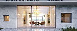 Ponzio SL 1600 TT: Lo Scorrere della Luce Il sistema SL 1600 TT è la soluzione alzante-scorrevole a taglio termico progettata per realizzare ampie superfici vetrate, garantendo il massimo comfort visivo e prestazioni isolanti d'eccellenza.
