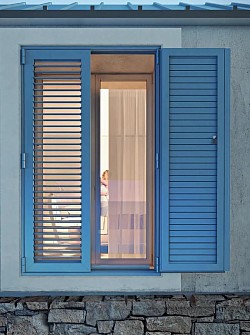 SCUDO Persiana Blindata La persiana blindata Scudo è pensata per garantire il massimo della sicurezza e proteggere la tua casa senza rinunciare alle qualità estetiche e funzionali di una classica persiana.  Un sistema innovativo dall’alta affidabilità contro i tentativi di effrazione in grado di raggiungere altissime prestazioni di protezione, con la certificazione della classe antieffrazione RC3.