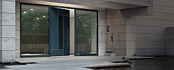PONZIO100LX Portoncino con pannello Plana Fresato Porta d’ingresso dal design sofisticato che trasforma l’ingresso in un’esperienza piacevole e sicura.‎ Affascinante grazie alla essenzialità delle forme, all’anta a scomparsa perfettamente integrata ai pannelli interni ed esterni‎.  Una porta d’ingresso che guarda all’essenziale. Minimale ed elegante, ricercata nelle finiture e rigorosa nelle forme con linee planari e geometriche.‎