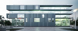 WS50PG Facciata Continua Il sistema integrato di facciata continua valorizza si esteticamente che strutturalmente qualsiasi contesto architettonico. Un sistema capace di soddisfare soluzioni ed esigenze progettuali sempre più complesse.  Un design unico che unisce fascino e imponenza, eleganza e carattere, con una grande flessibilità nelle scelte progettuali.